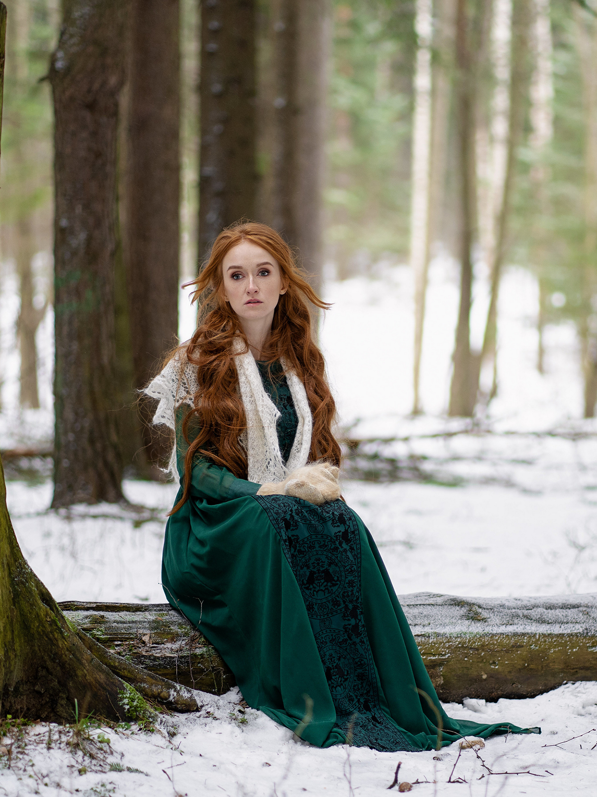 Рыжая девушка в лесу зимой