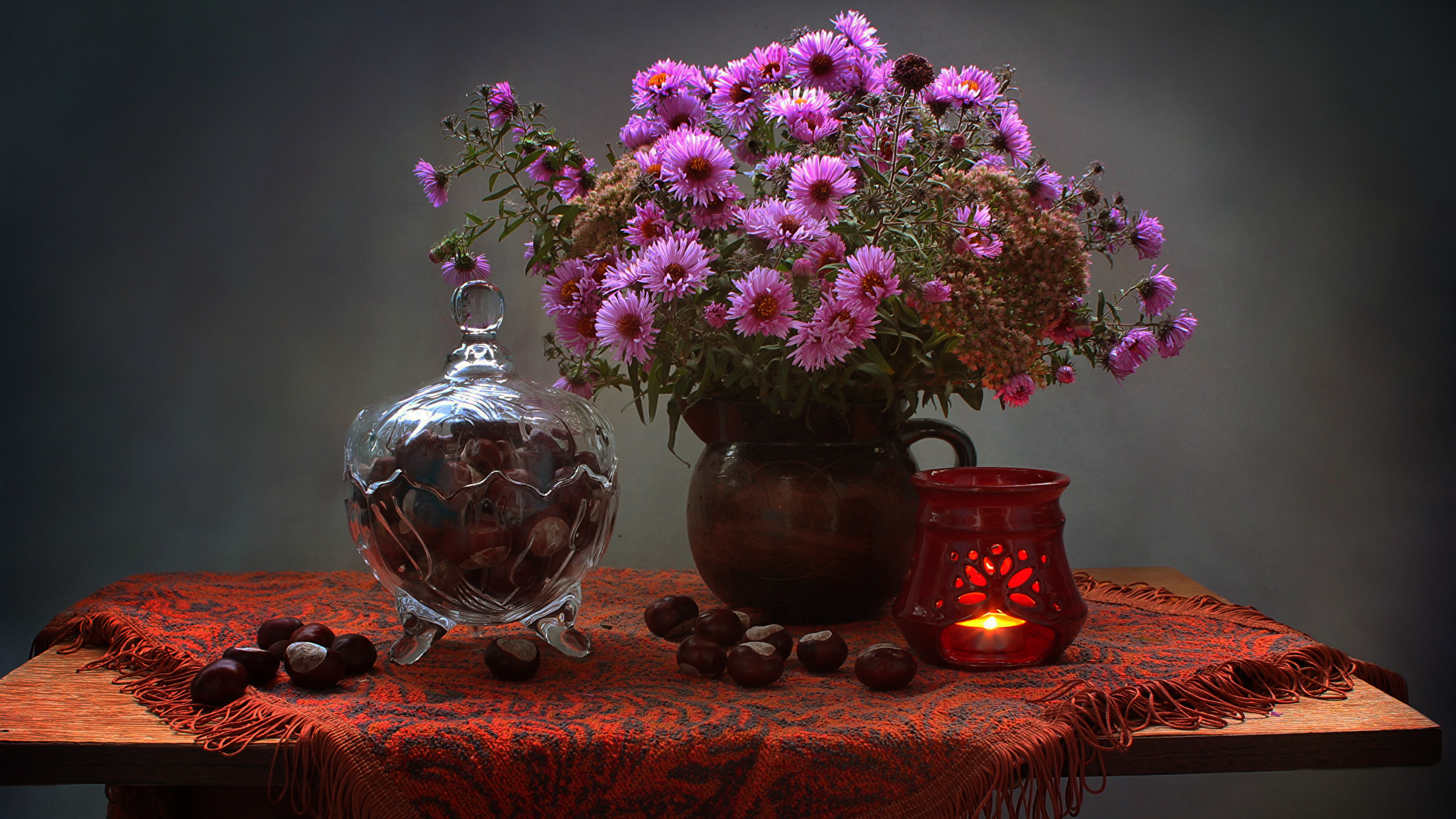 Цветы в вазе на столе