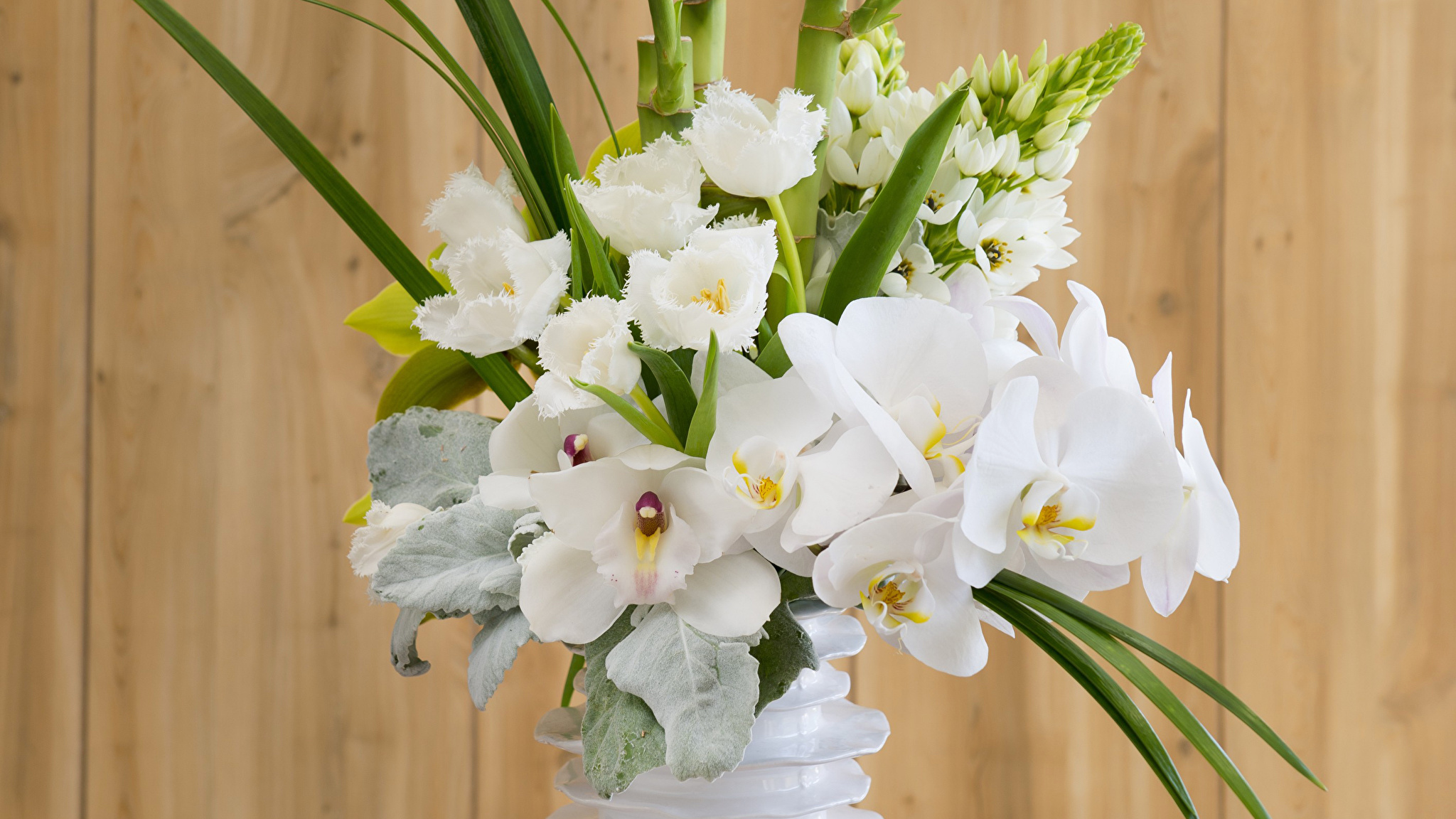 Красивый букет с белой орхидеей