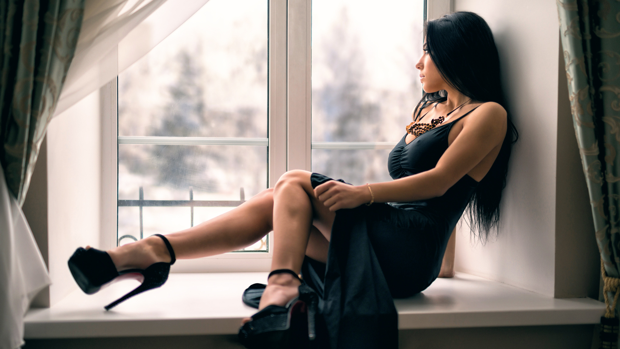 Жгучая брюнетка в черном белье показывает стриптиз на белом диване - порно фото