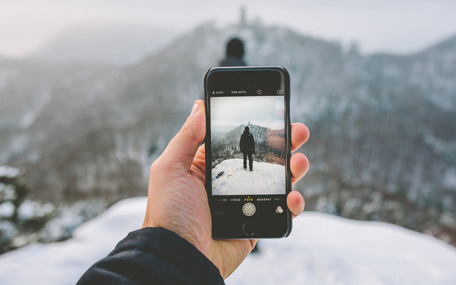 Фотографирует на смартфон