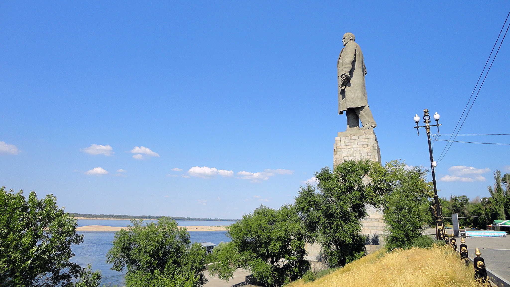 Памятник Ленину у входа в Волго-Донской канал