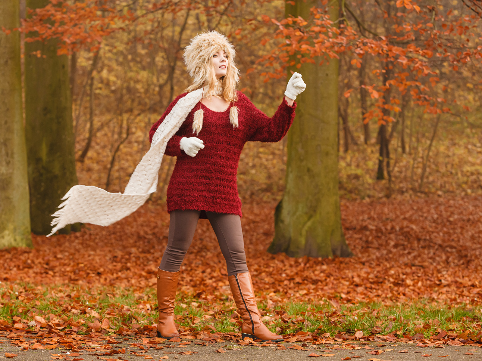 Женщина В Осеннем Парке Фото