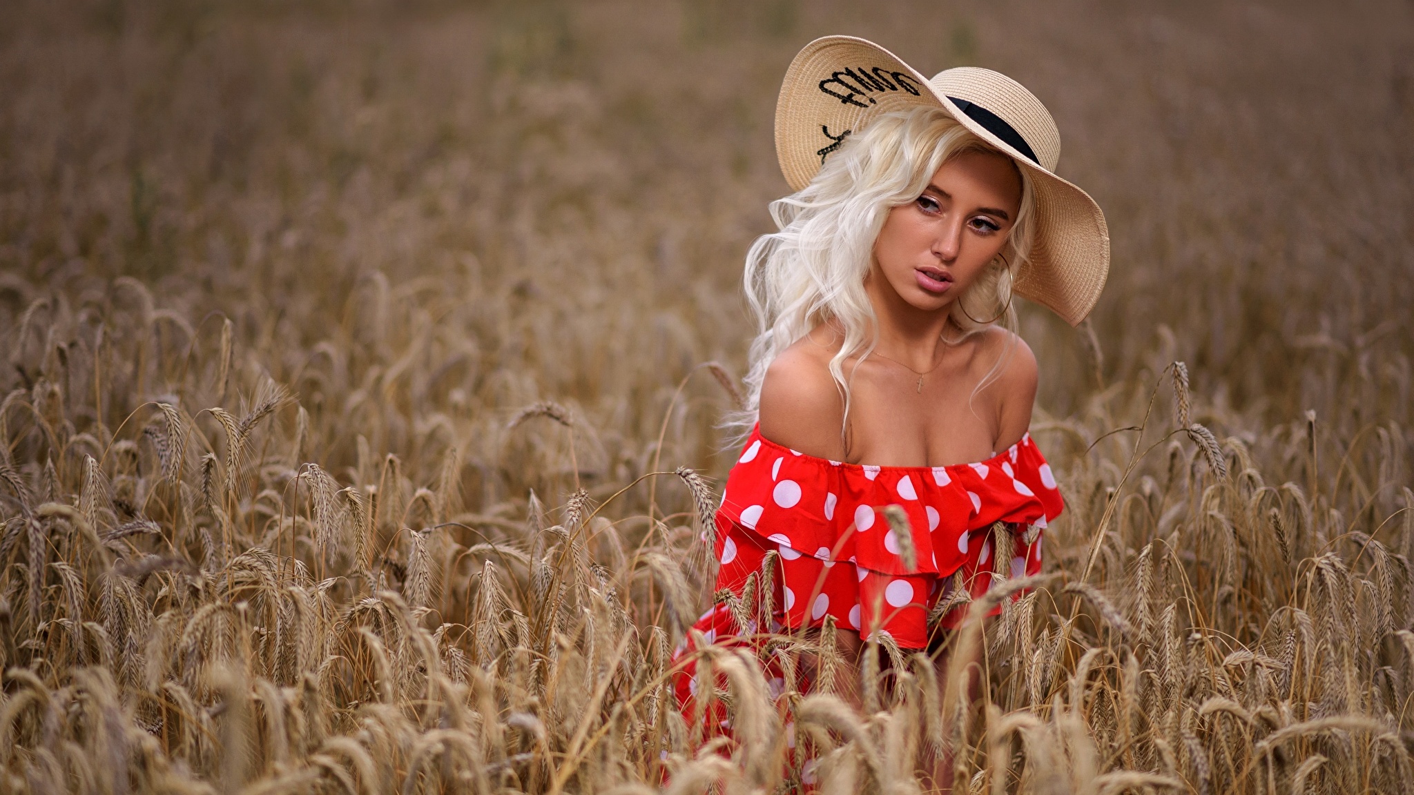 Девушка в шляпе в поле