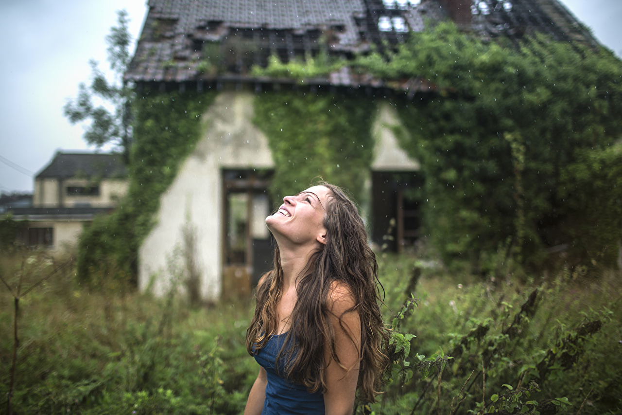 Брюнетка Кристина и ее откровенные фотки в деревне в своем саду