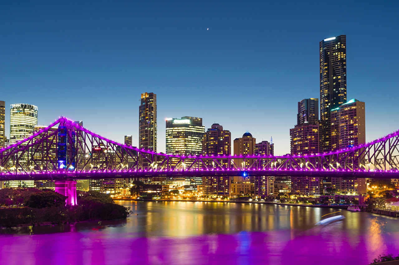 Город в фиолетовом цвете
