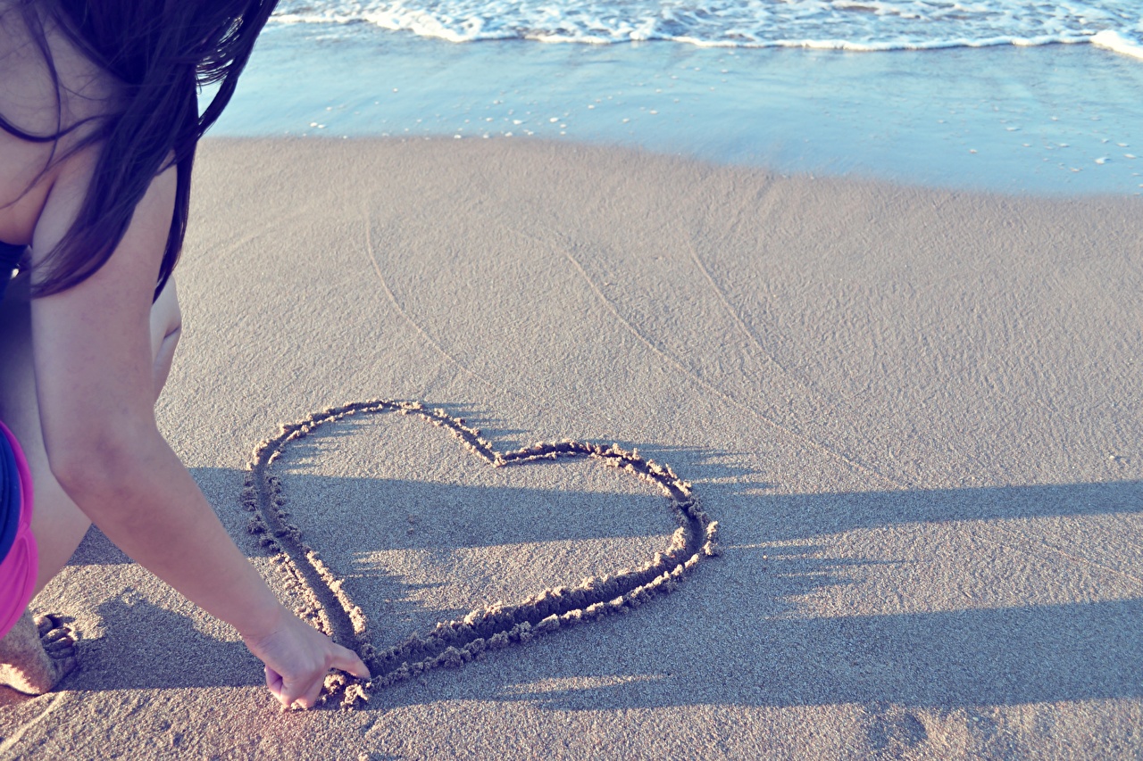 сердце на пляже