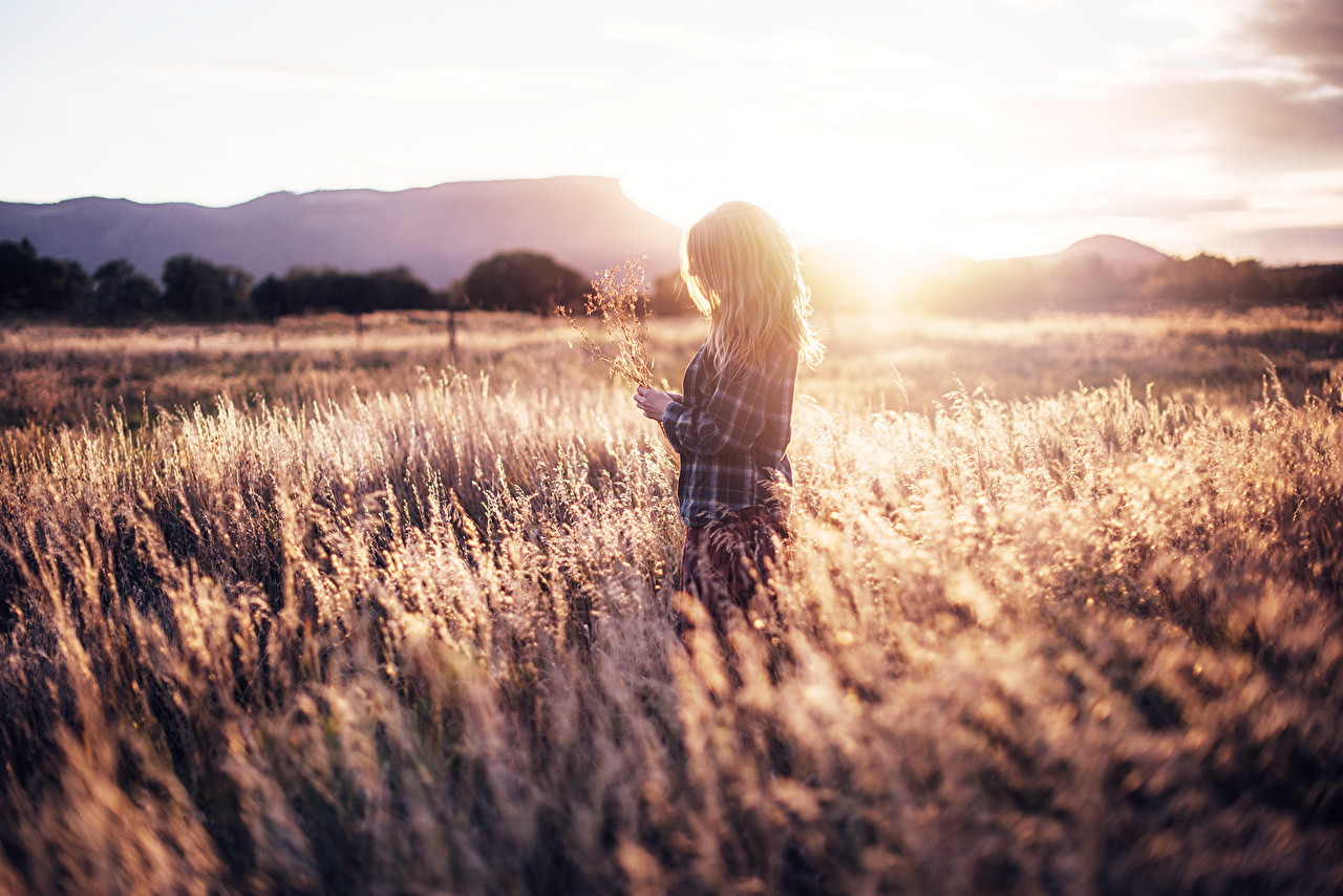Девушка в поле на закате