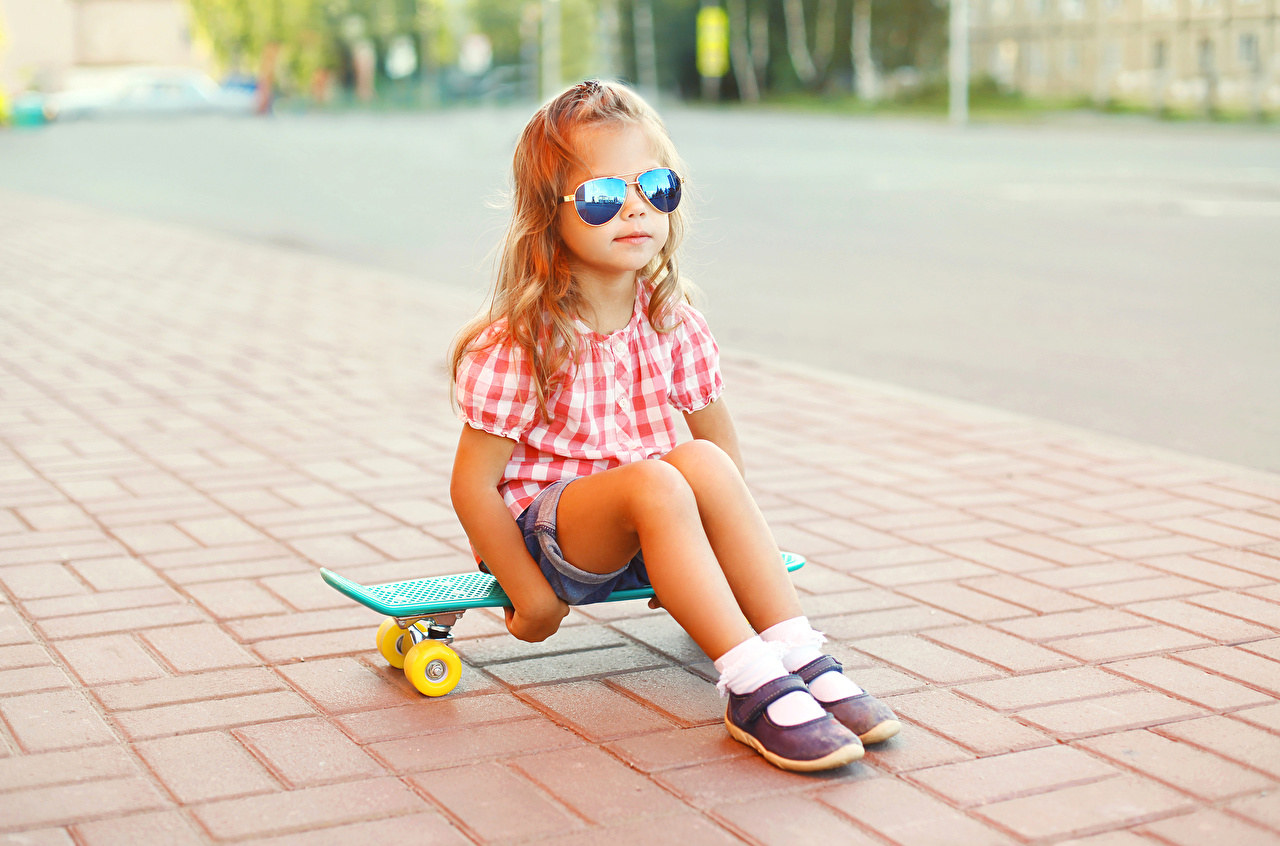 Маленькая девочка на скейтборде
