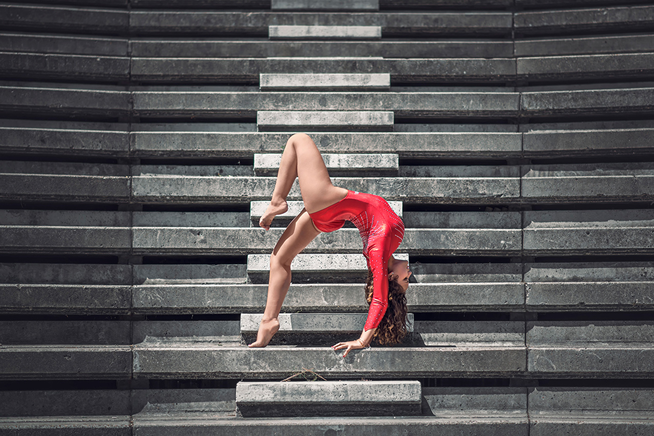 Красавица Sabrisse показывает длинные загорелые ножки на лестнице