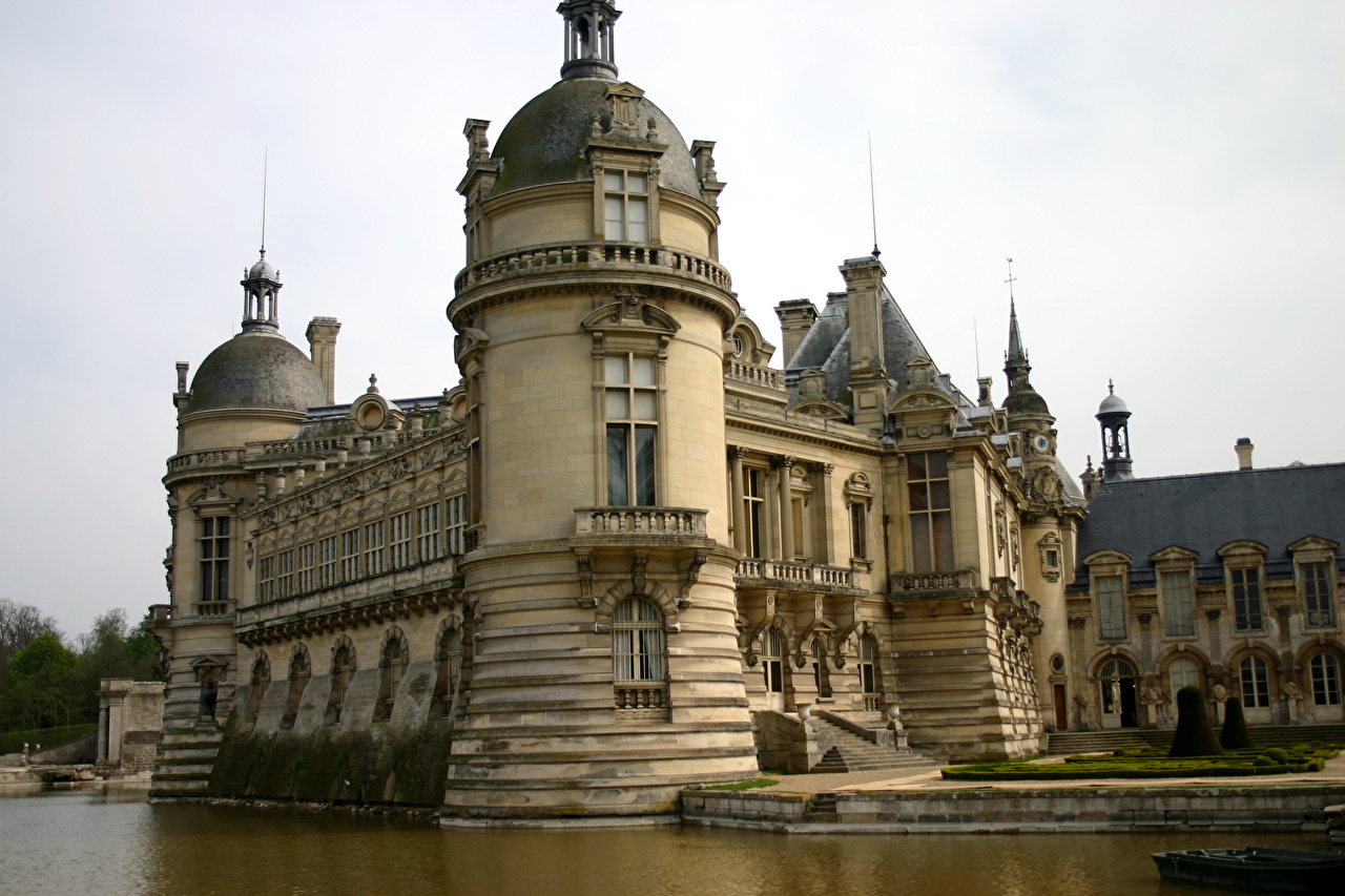 Замки Франция de Chantilly (Musеe Condе)  Города