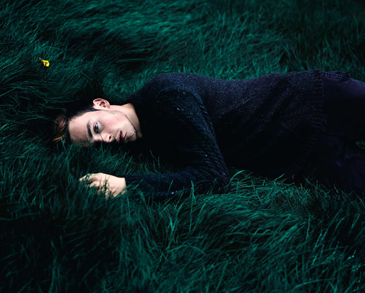 Мужчина лежит на траве