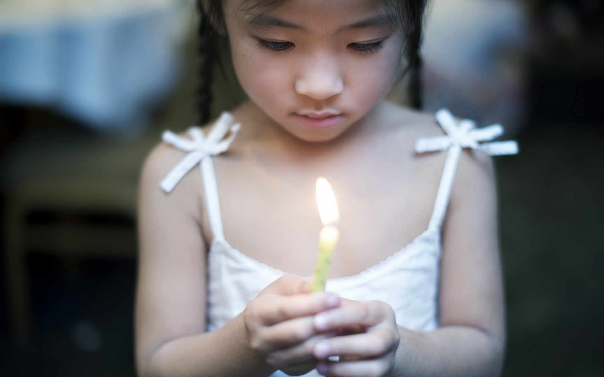 Дети со свечами в руках