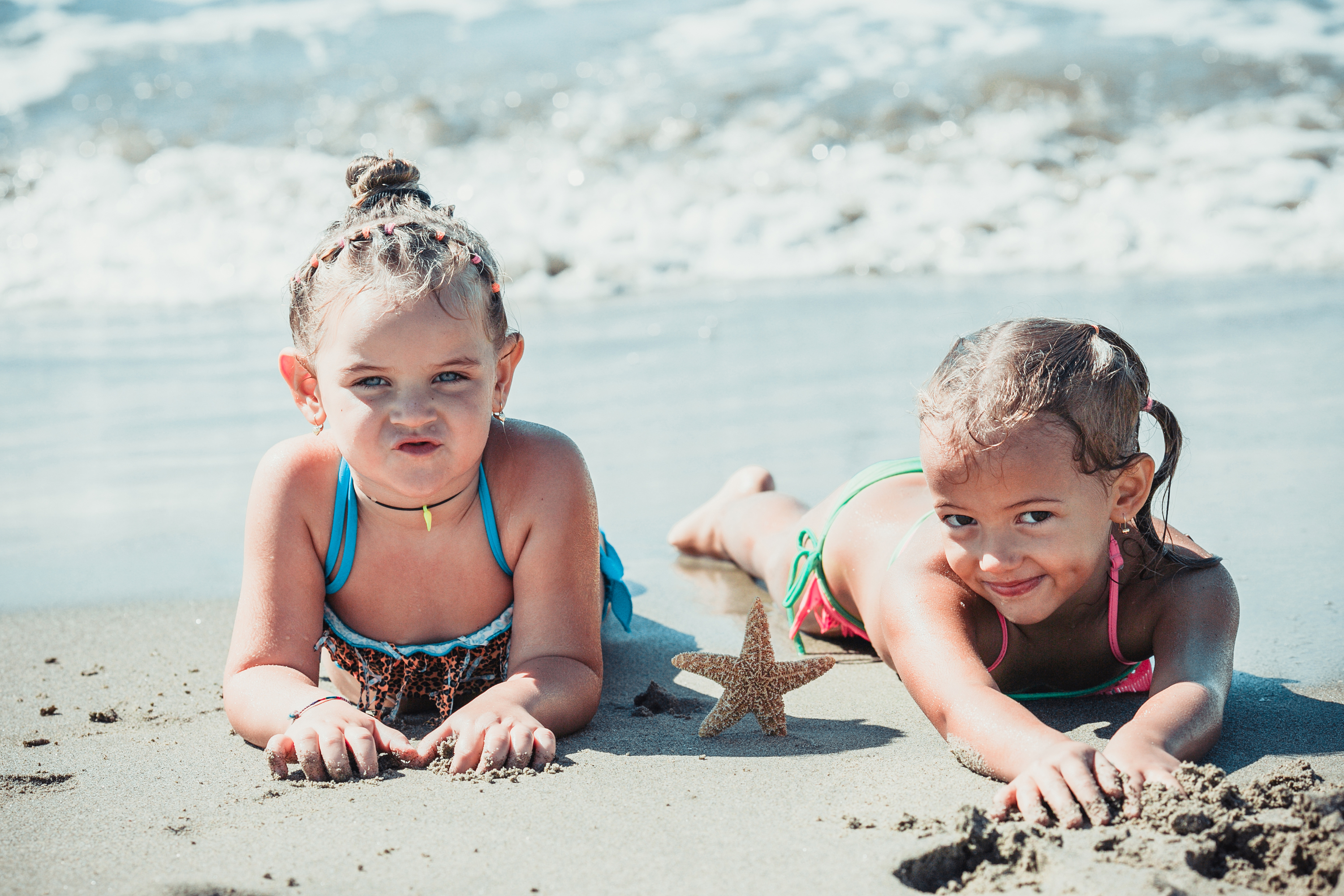 маленькие дети на пляже