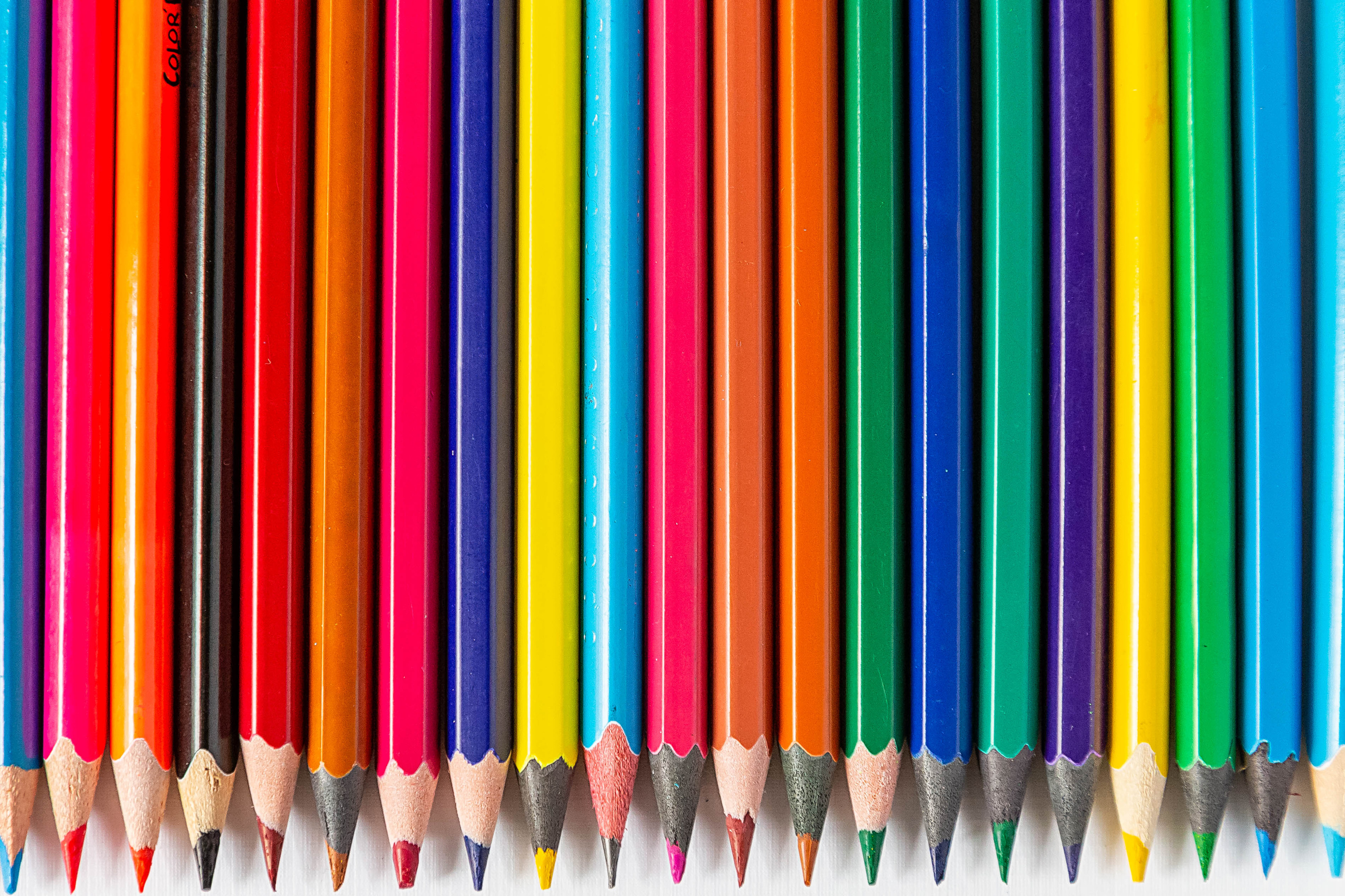 Яркие цветные карандаши