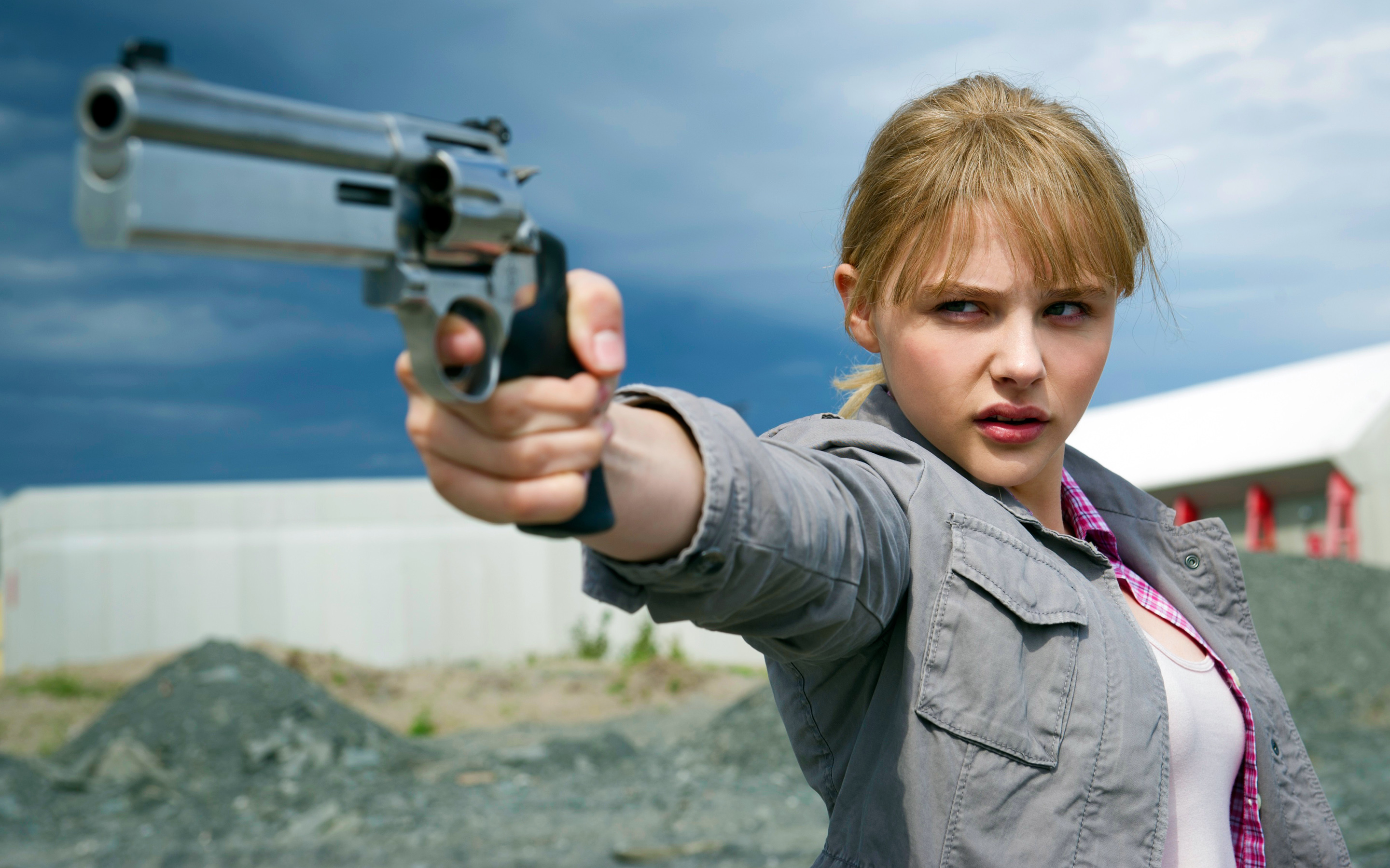 Молодая девушка с оружием