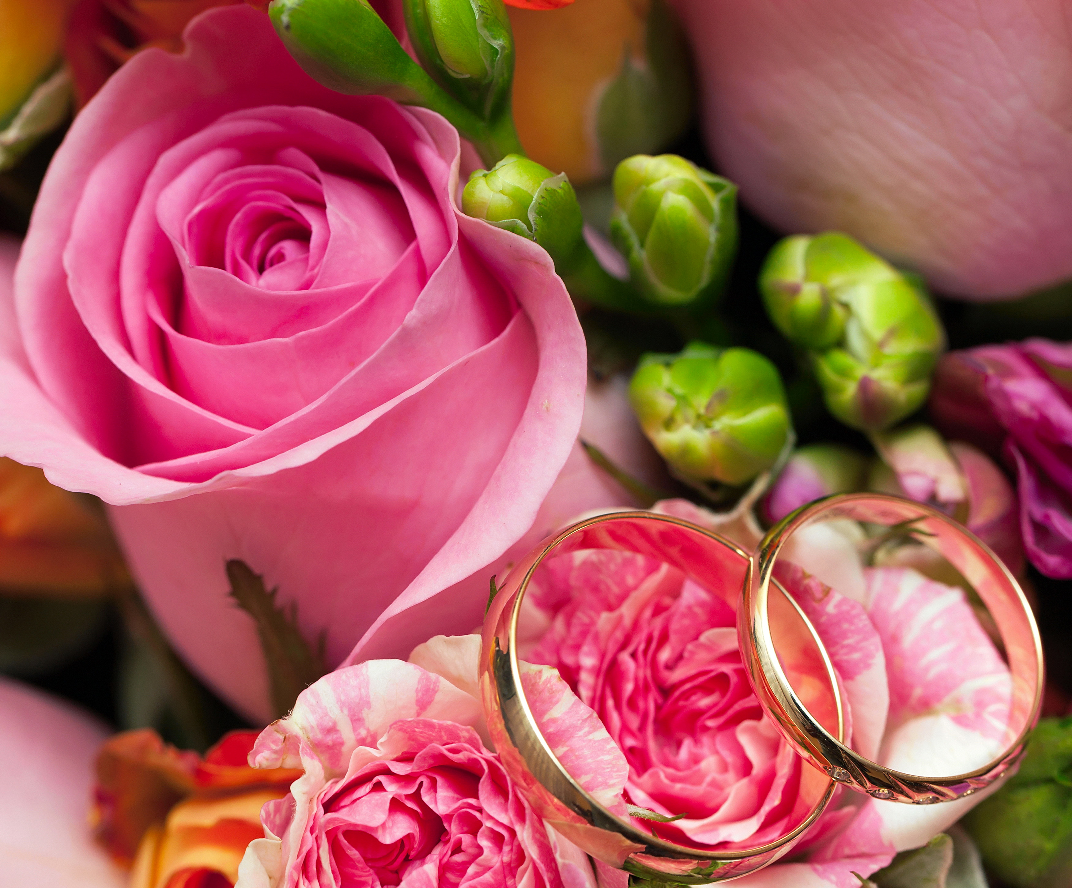 Букет розовых роз и кольцо