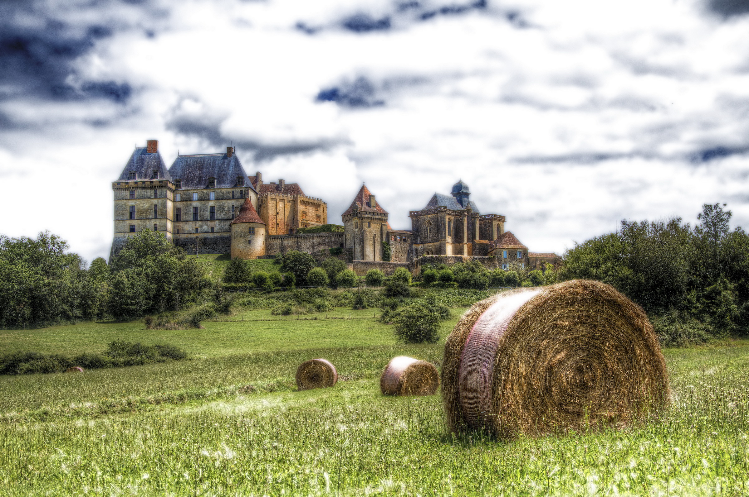 Замок во Франции в поле