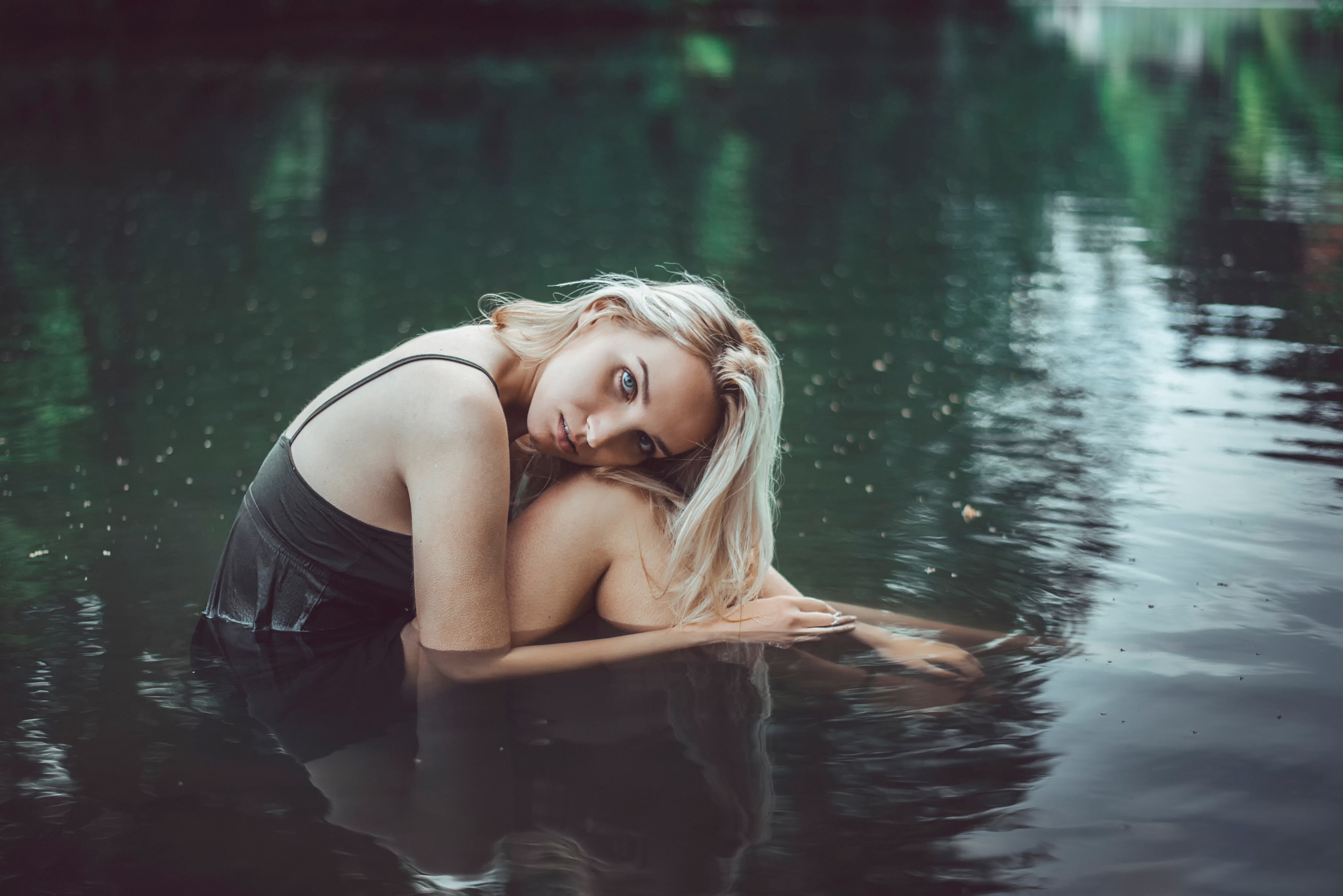 Няшная киска голой девочки на пруду  15 фото эротики