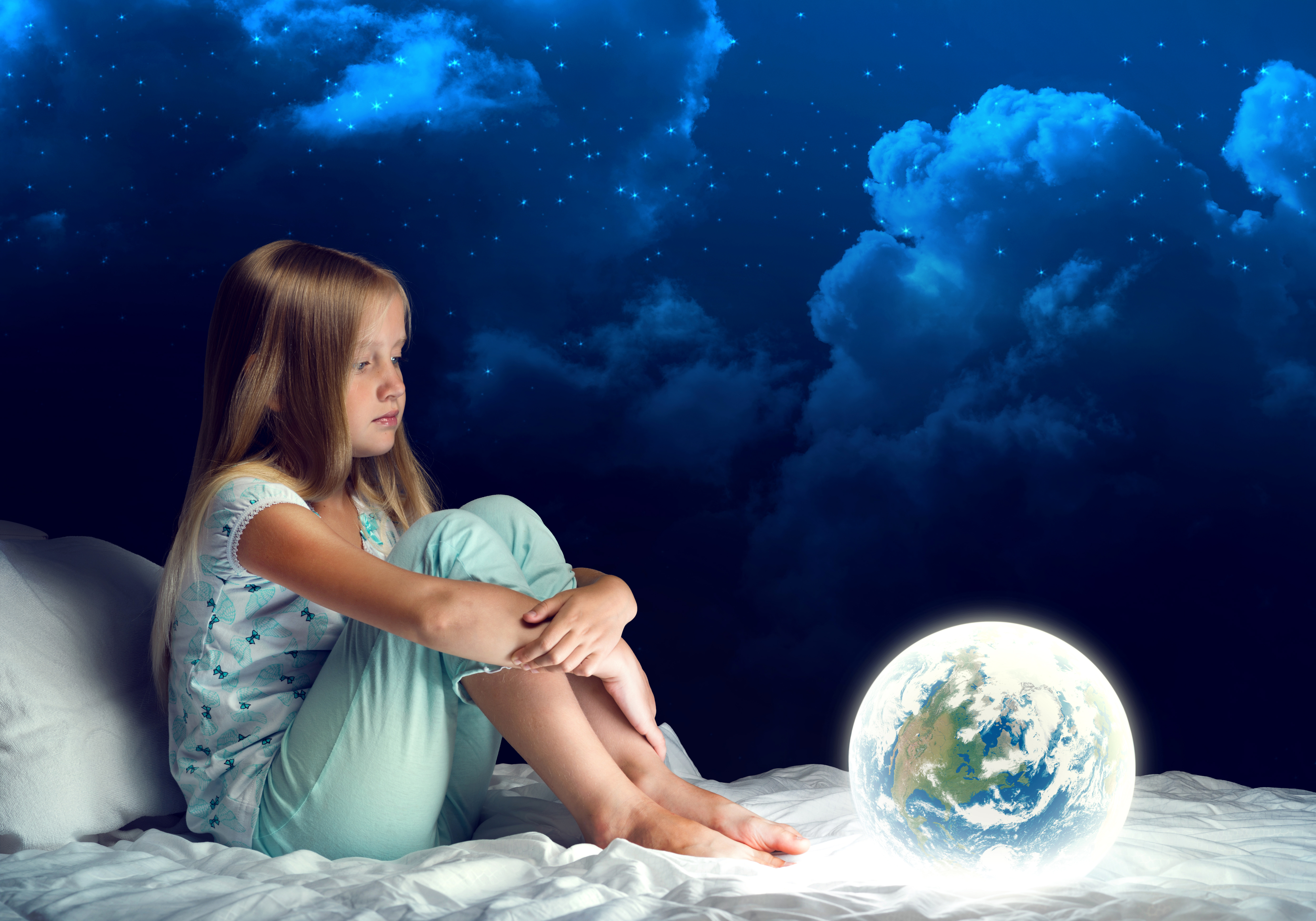 Девочка сидит на планете земля
