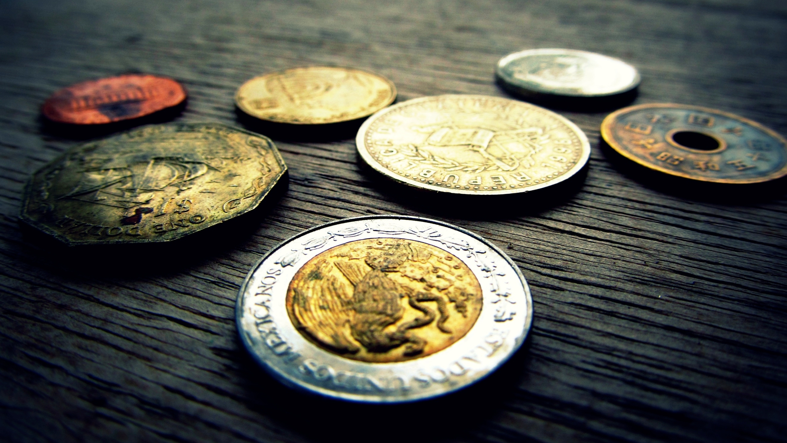 Золотые монеты на столе