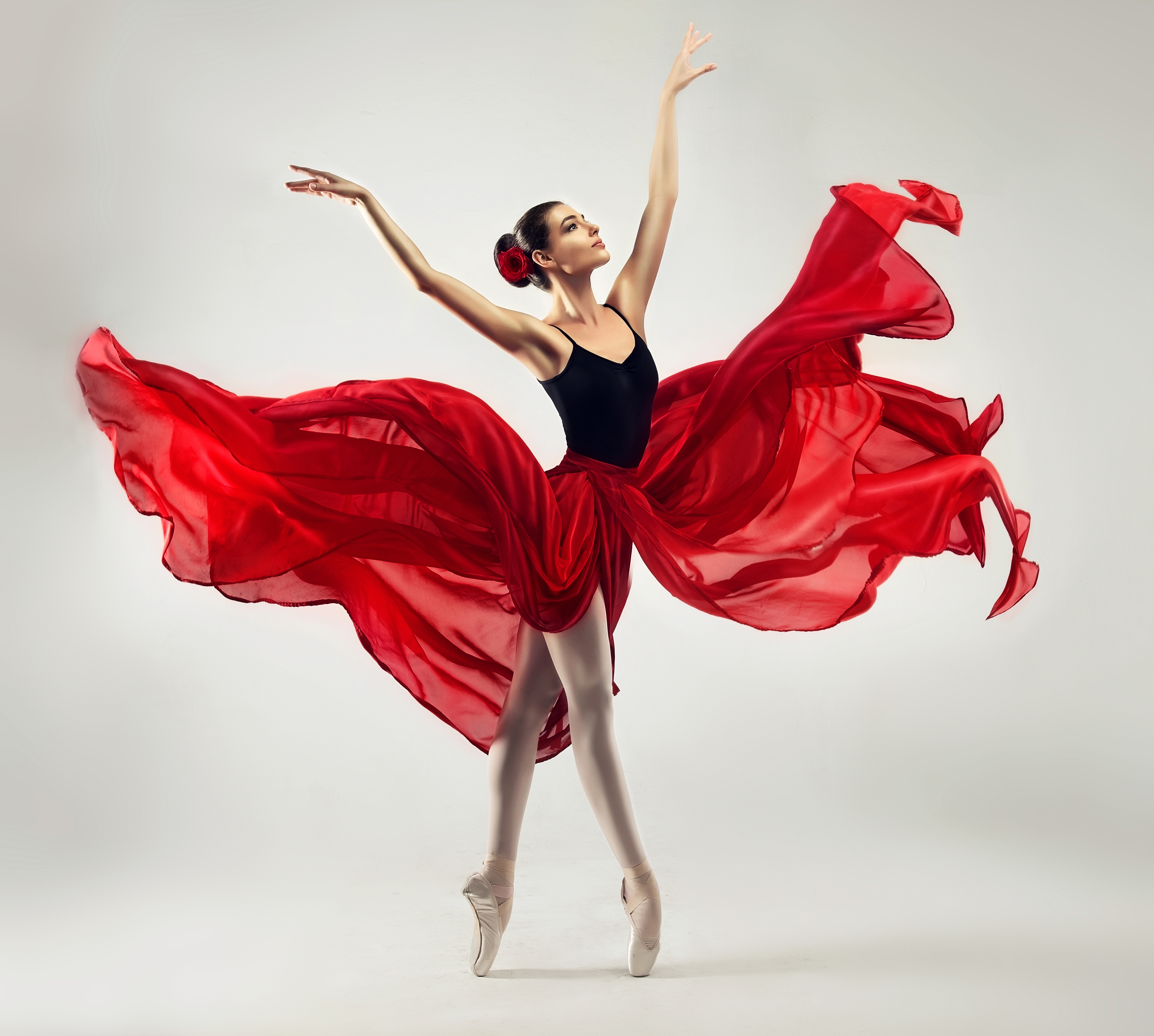 Танцующая Девушка В Красном Платье