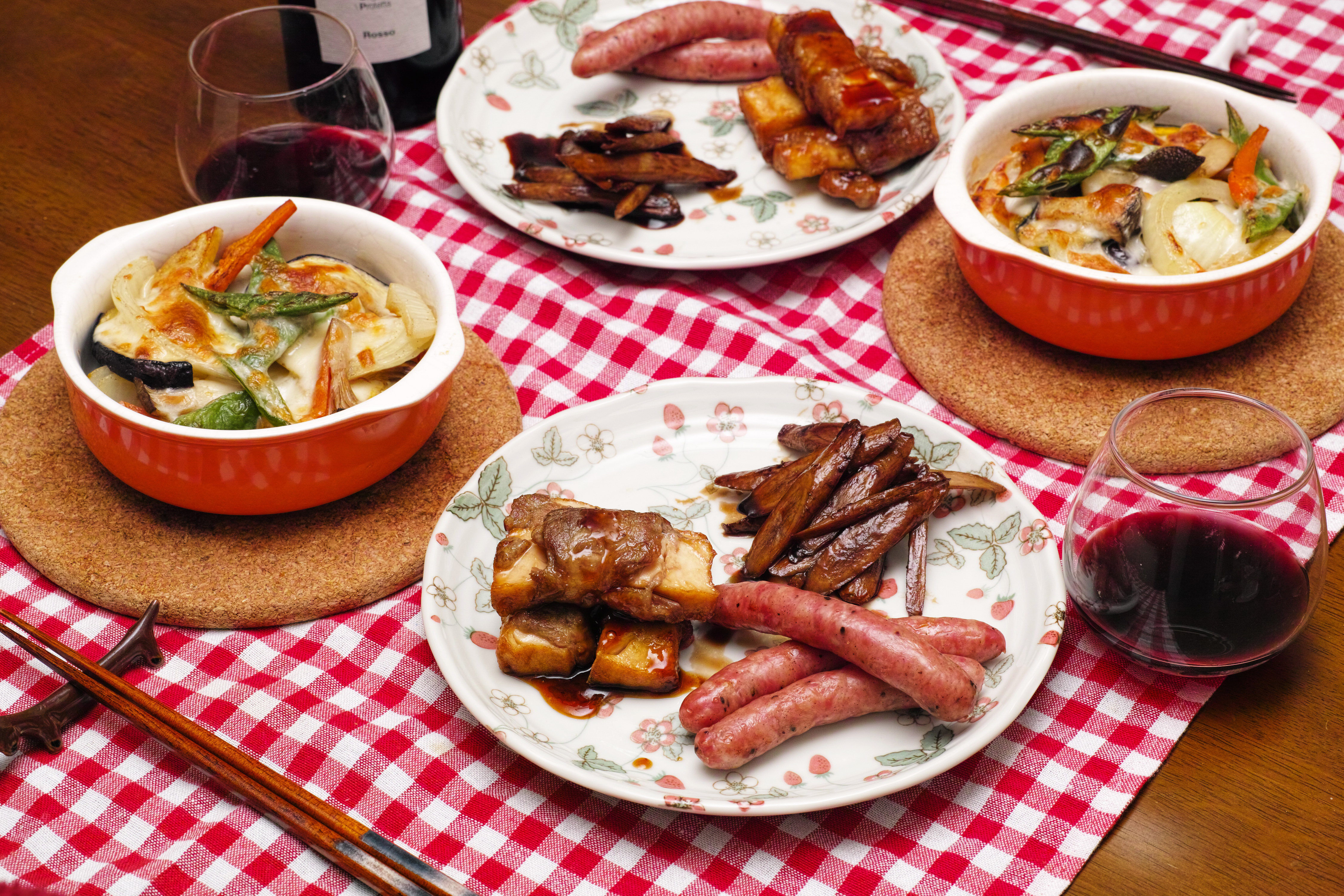 Накрытый стол с мясными блюдами