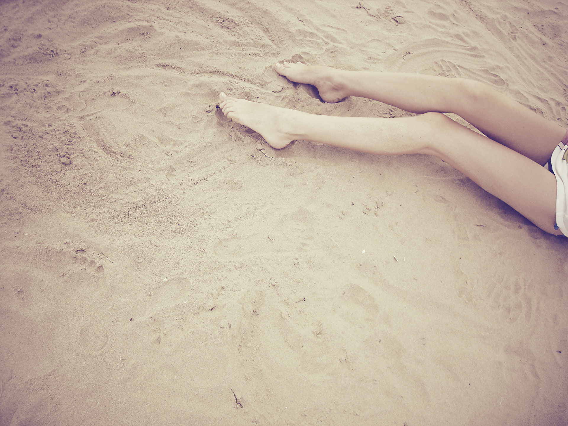 Худая голая жена на песке фото