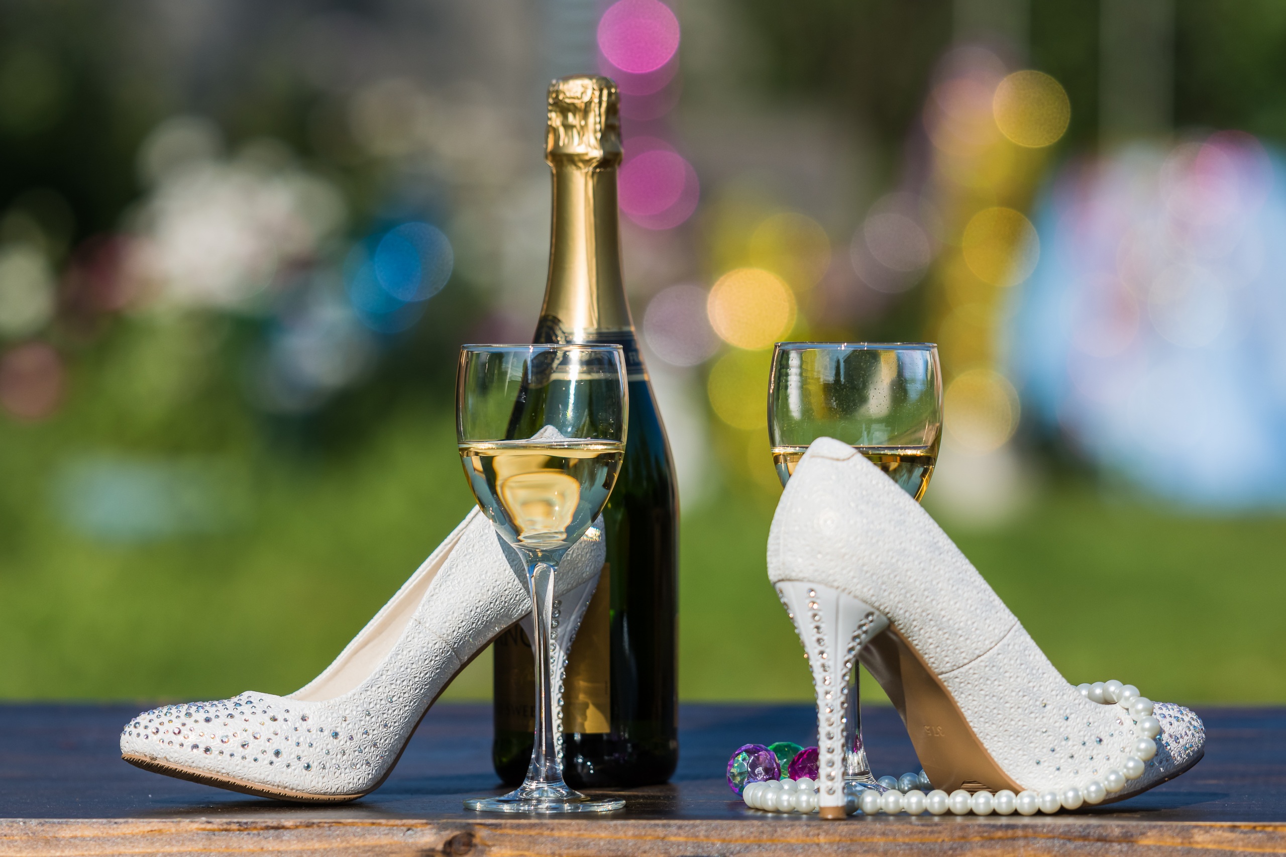 Бокал шампанского и подарок раздвинет любые женские ножки