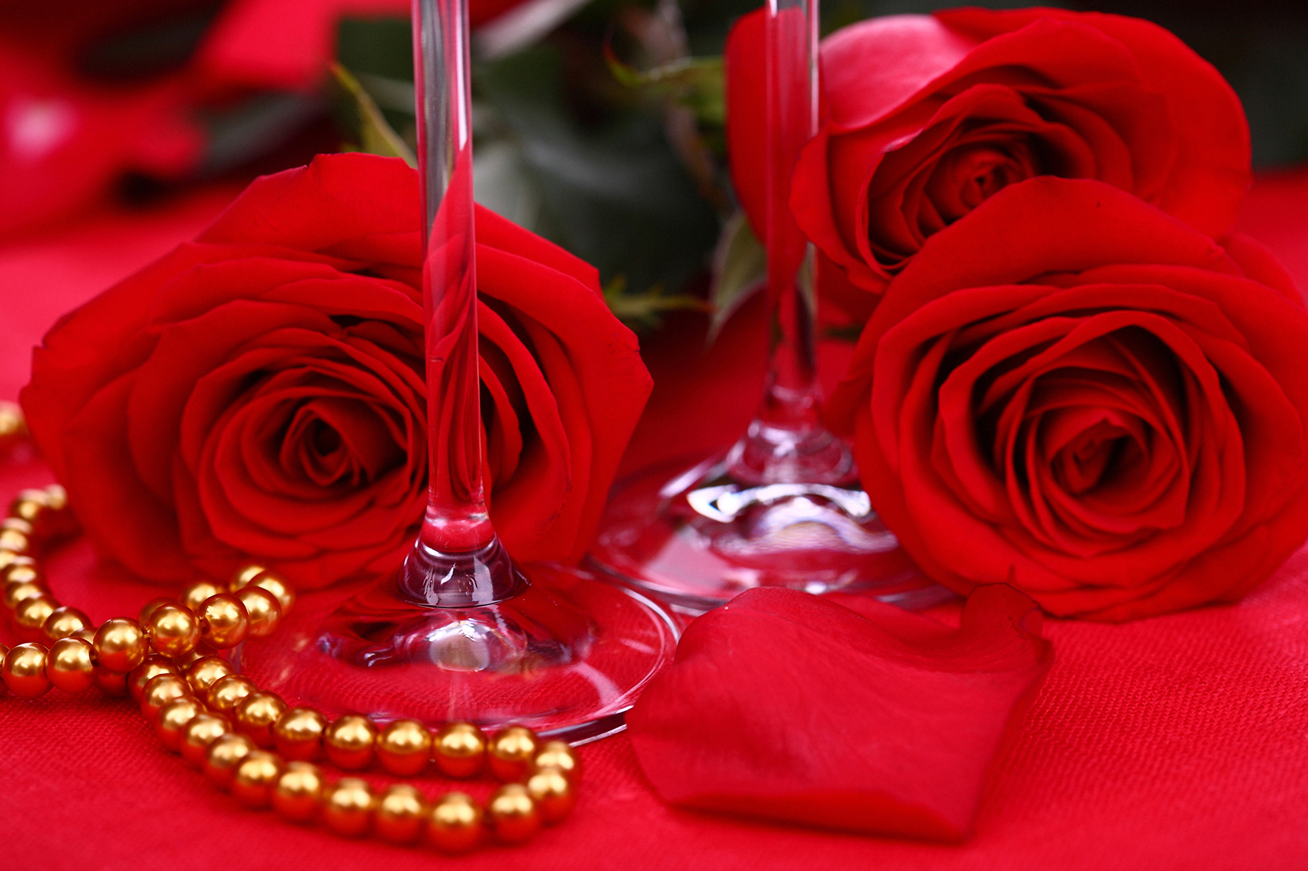 Красные розы с украшениями