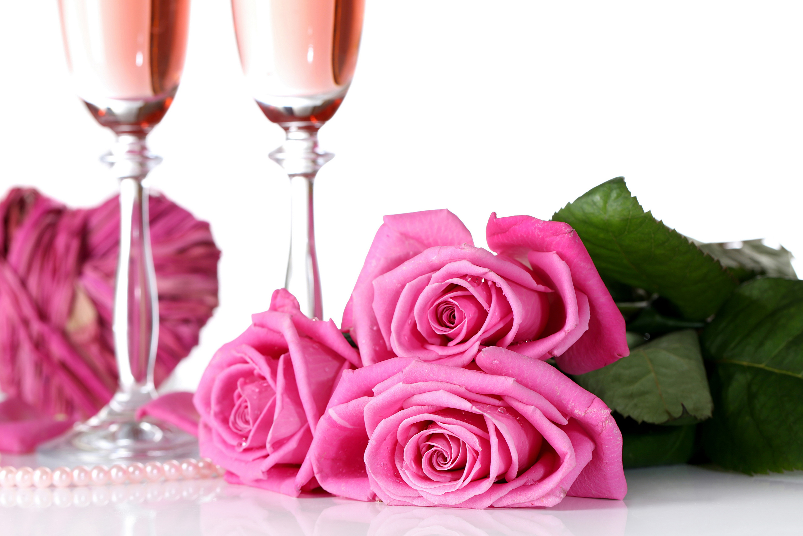 Бокалы с розовым шампанским