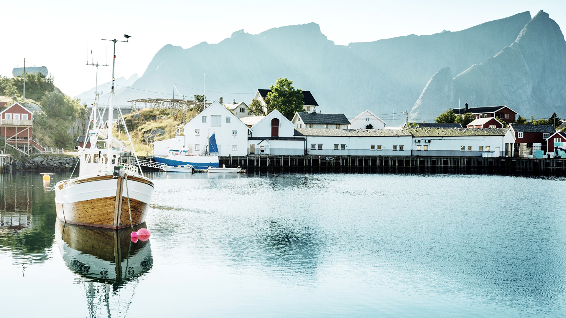 Обои для рабочего стола Лофотенские острова Норвегия Reine река Катера Причалы город Здания 1920x1080 Реки Пирсы речка Пристань Дома Города