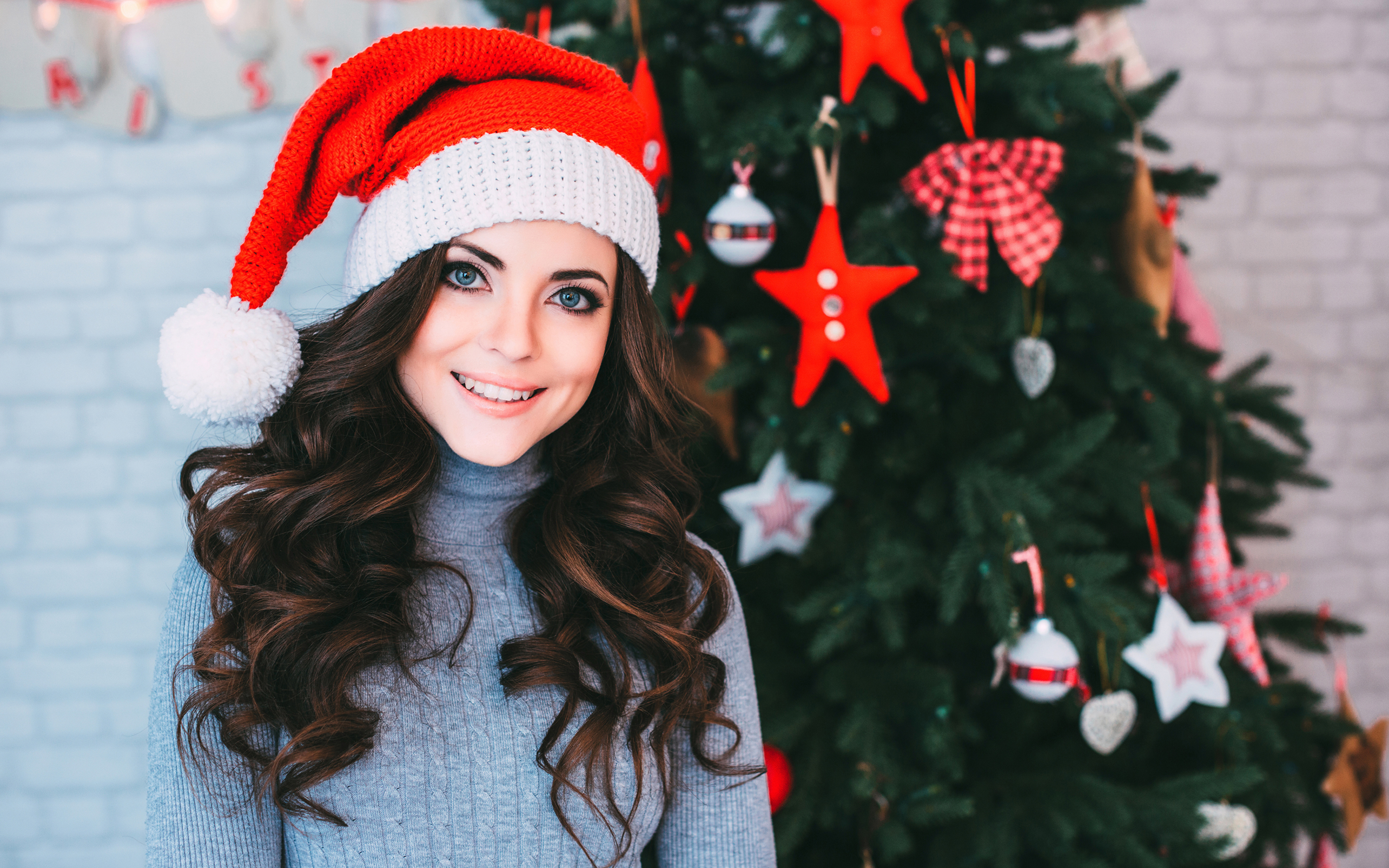 Фотография Девушки Кудрявые Рождество в шапке Шатенка свитере улыбается Волосы 3840x2400 девушка молодая женщина молодые женщины кудри Новый год шапка Шапки Свитер Улыбка шатенки свитера волос
