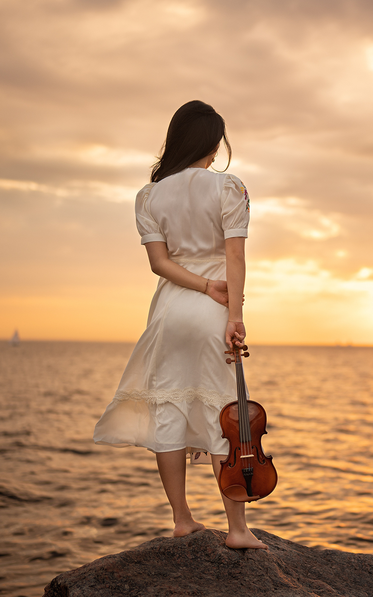 Девушка скрипка море