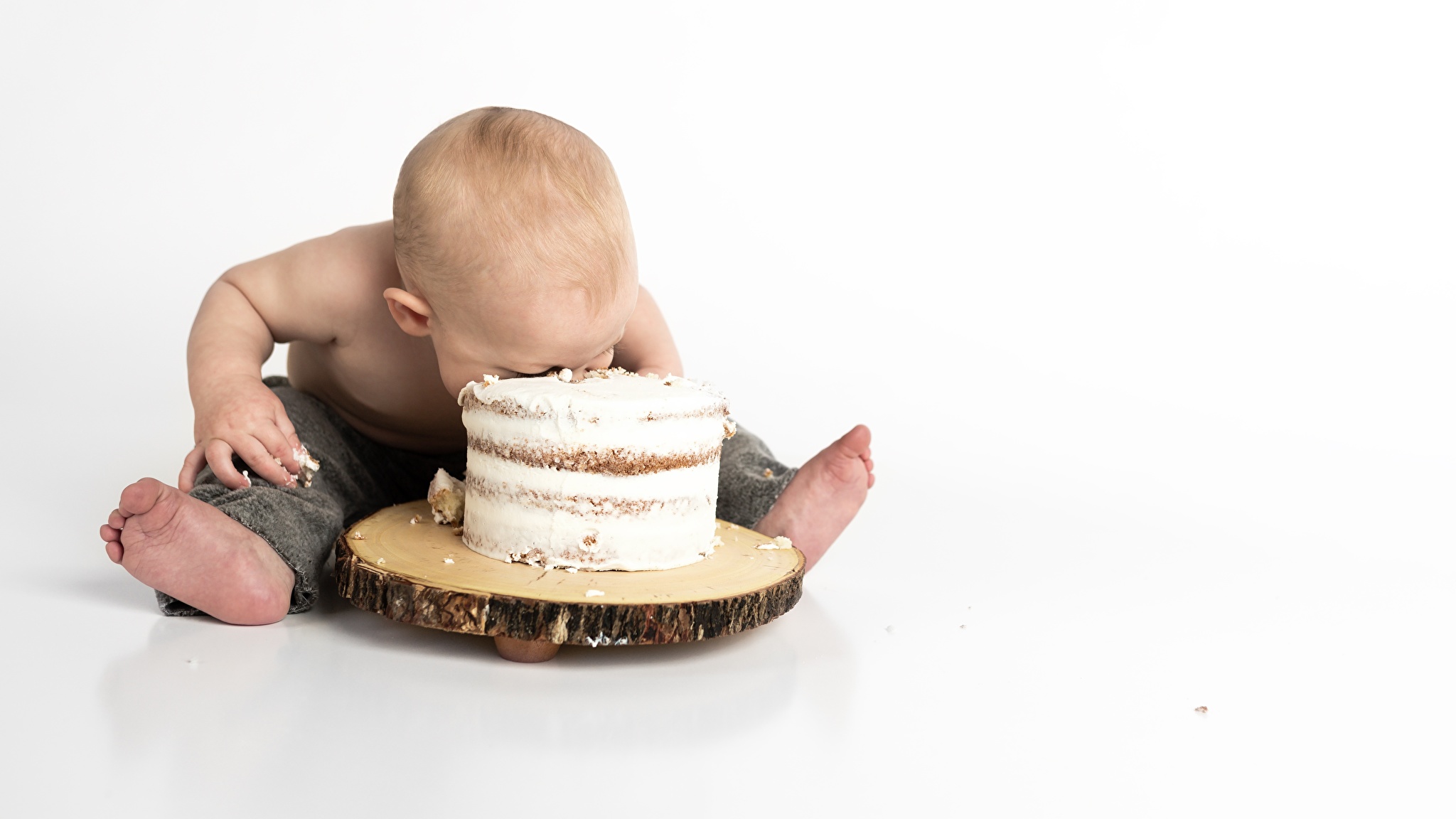 Торт с младенцами на руках