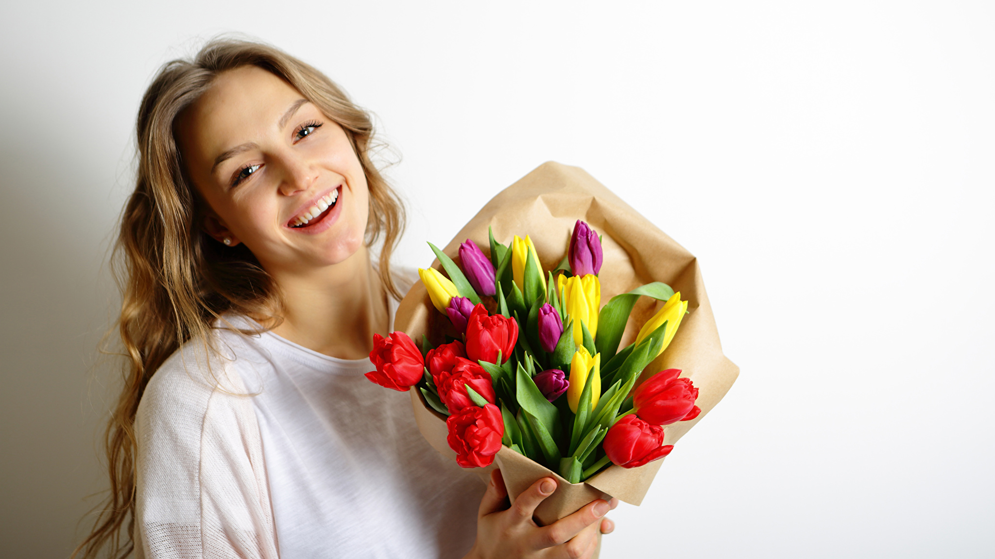 Фото на аву девушка с тюльпанами