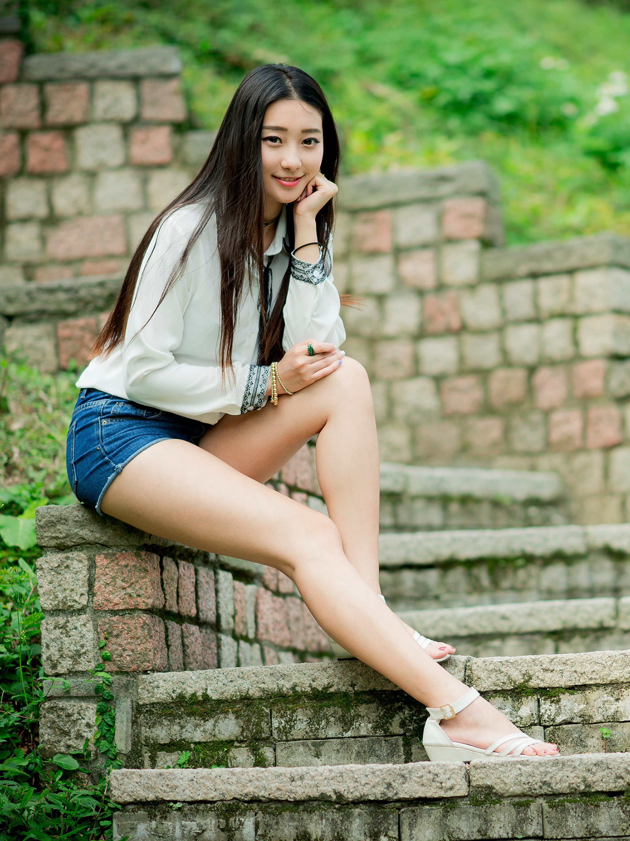 Азиатки в шортах. Азиатские девушки. Азиатские девушки в шортах. Азиатские девушки ноги. Азиатка сидит