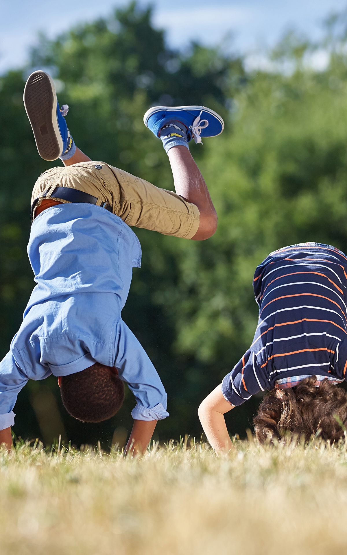 Сходить решить. Два мальчика веселых. Весёлую картинку для мальчика 7 лет. Мальчики борются на траве. Прикол фото два мальчика.