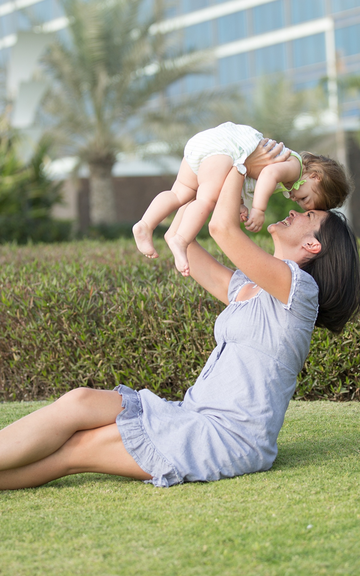 Being mom. Мама с детками. Мама и малыш занятия. Мама и ребенок визуализация. Мама с ребёнком 4_5 лет на руках.