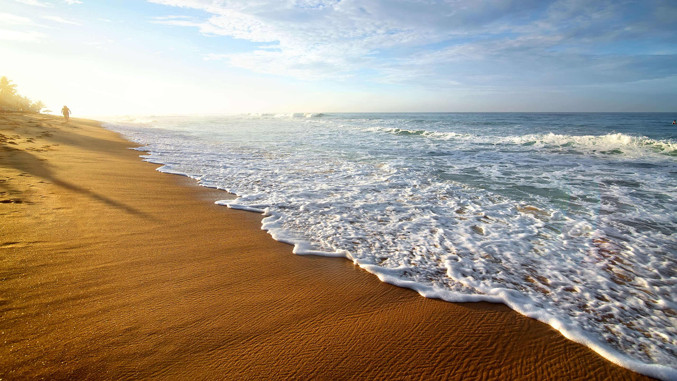 Шри-Ланка Побережье Волны Небо Пляж Природа фото 2560x1440 берег, пляжа, пл...