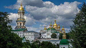 Картинки Киев Украина Храм Церковь Облачно Купол Pechersk Lavra