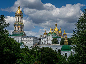 Картинки Киев Украина Храм Церковь Облачно Купол Pechersk Lavra город