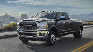 Фото Dodge Пикап кузов Серый 2019 Ram 3500 Limited Crew Cab Dually машины