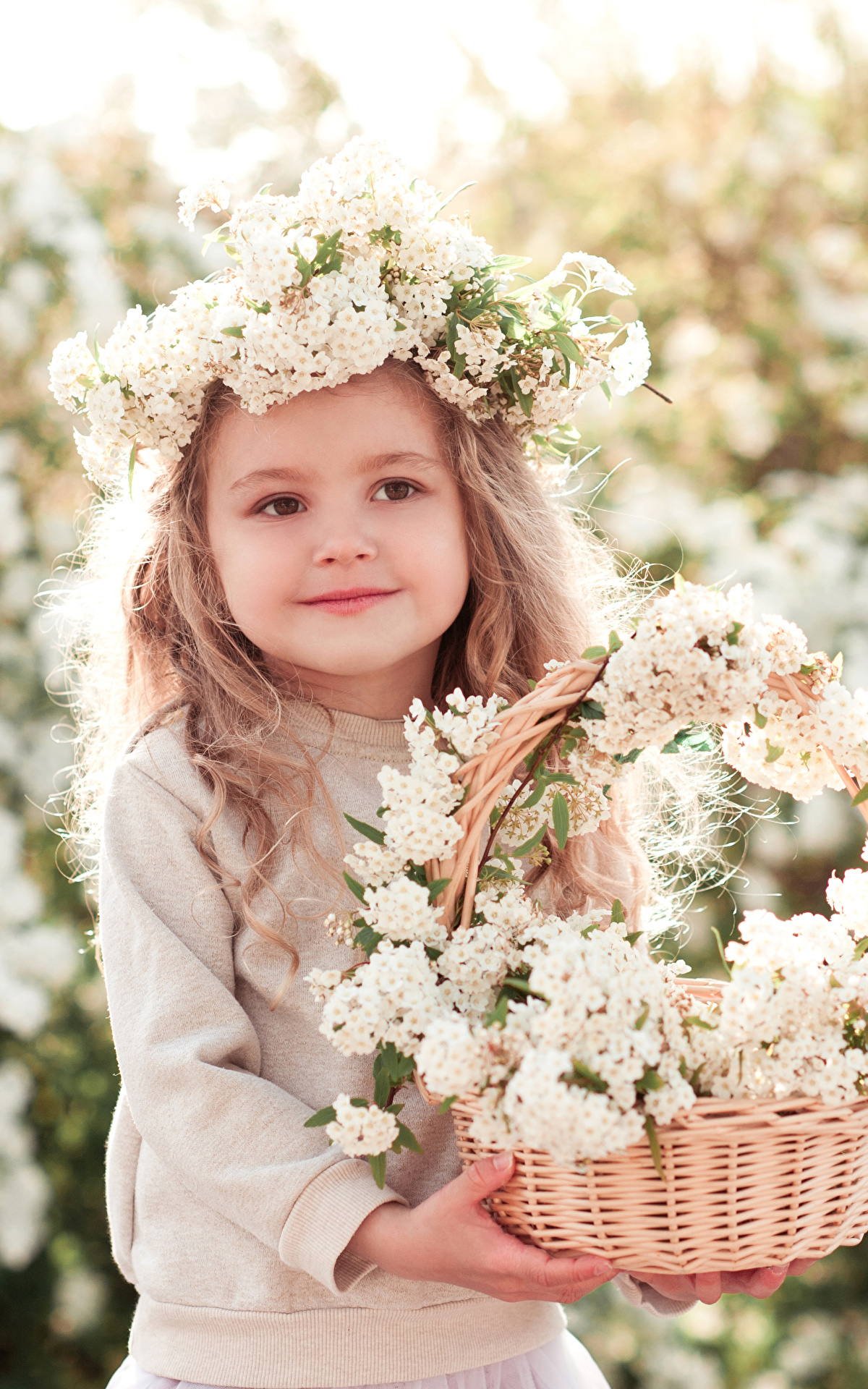 Дети пришедшие в мае. Девочка с цветами. Детская фотосессия весной. Маленькие девочки с цветами.