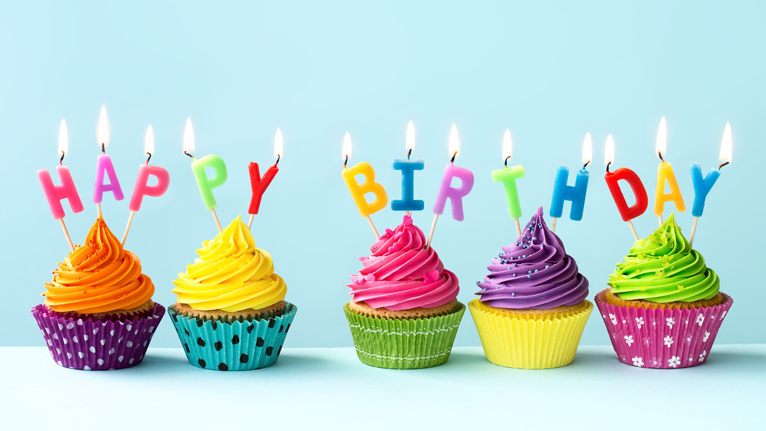 День рождения 15 мая. С днем рождения. Кексики на день рождения. Пирожное на день рождения. Открытки с днём рождения с пирожными.