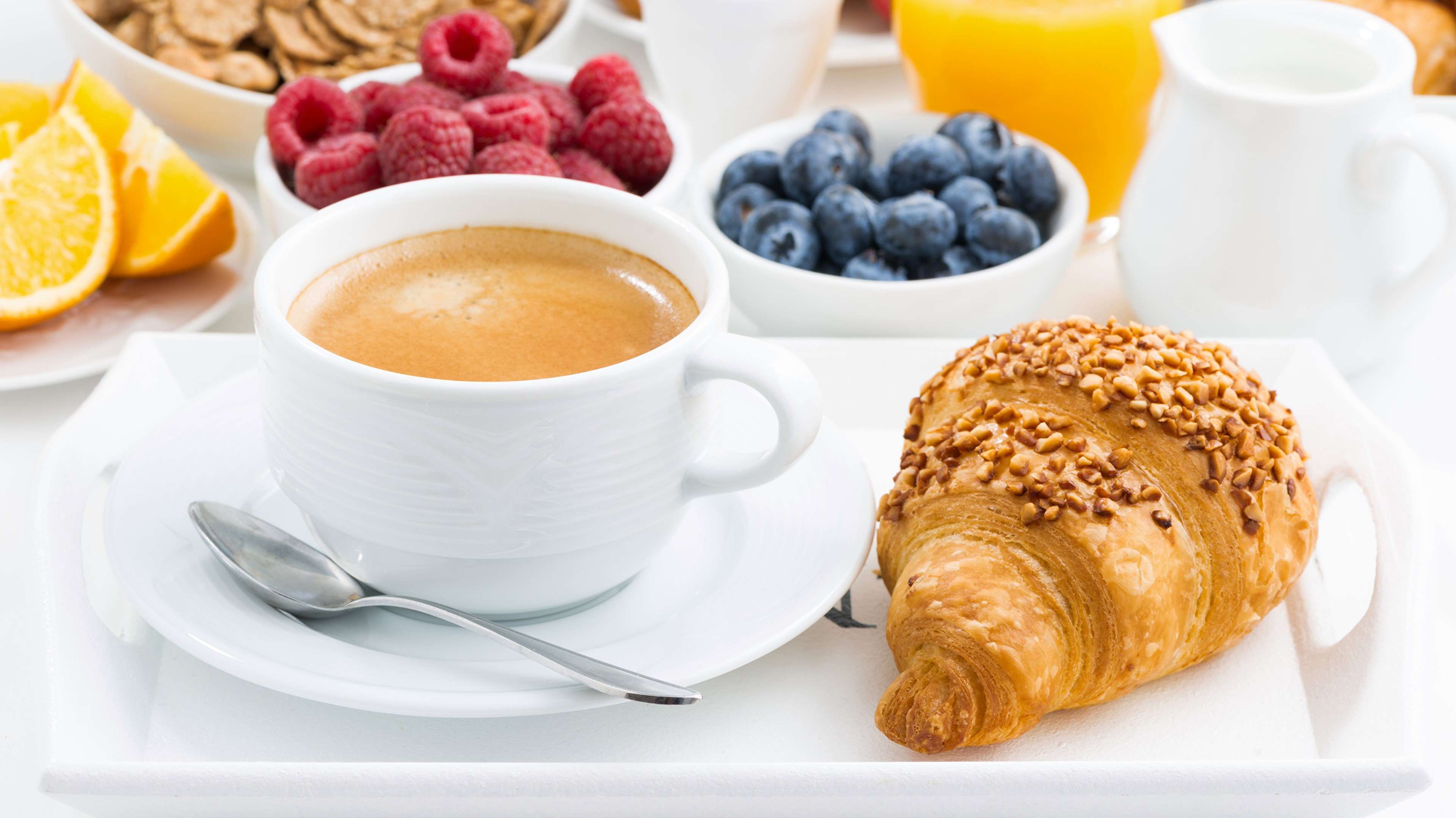 https://s1.1zoom.ru/b4852/823/Coffee_Croissant_Berry_Breakfast_Cup_Spoon_535490_3840x2160.jpg
