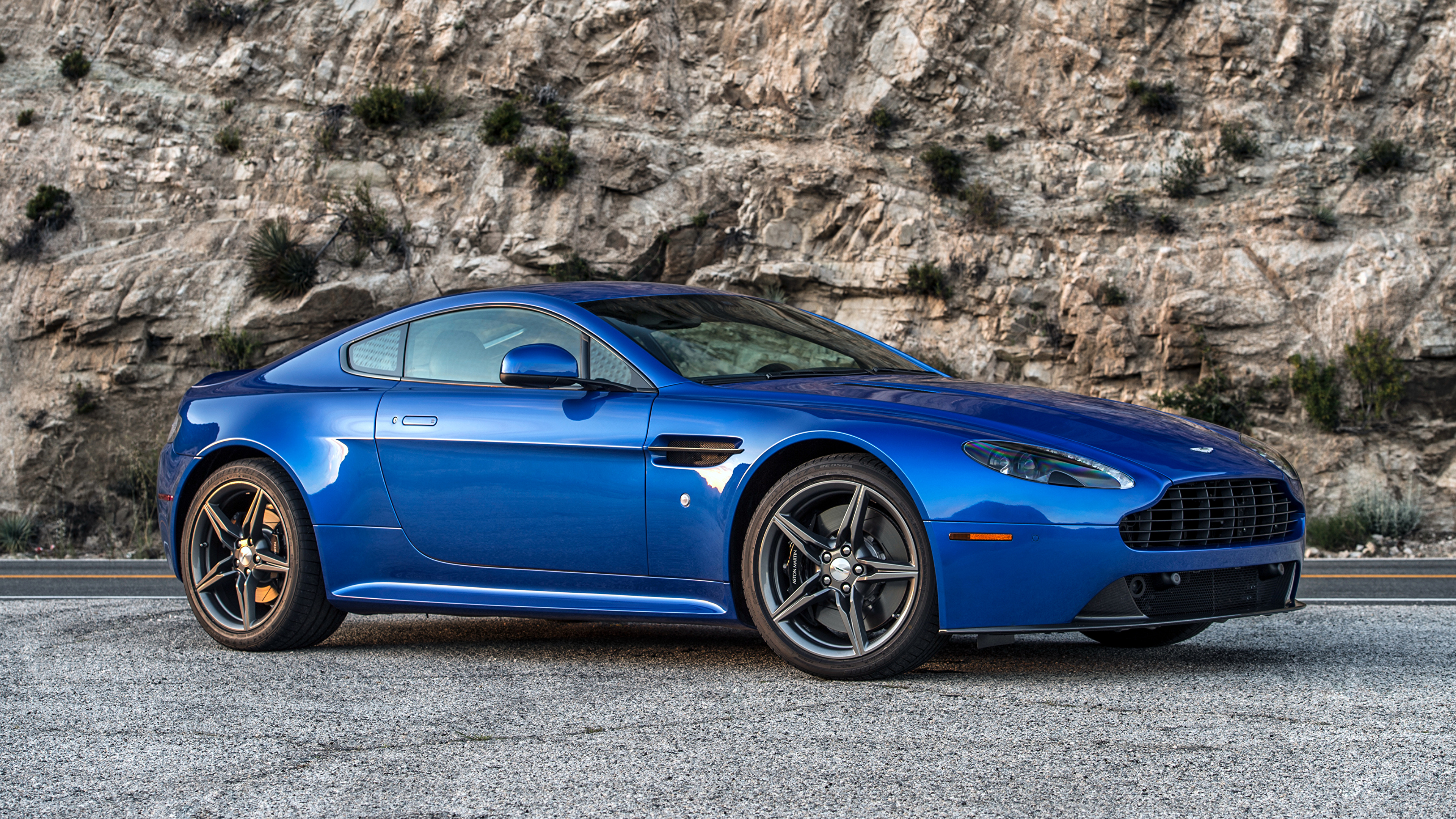 синий автомобиль Aston Martin загрузить