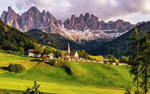 Обои Италия Горы Здания Поля Лес Пейзаж Луга Santa Maddalena Природа