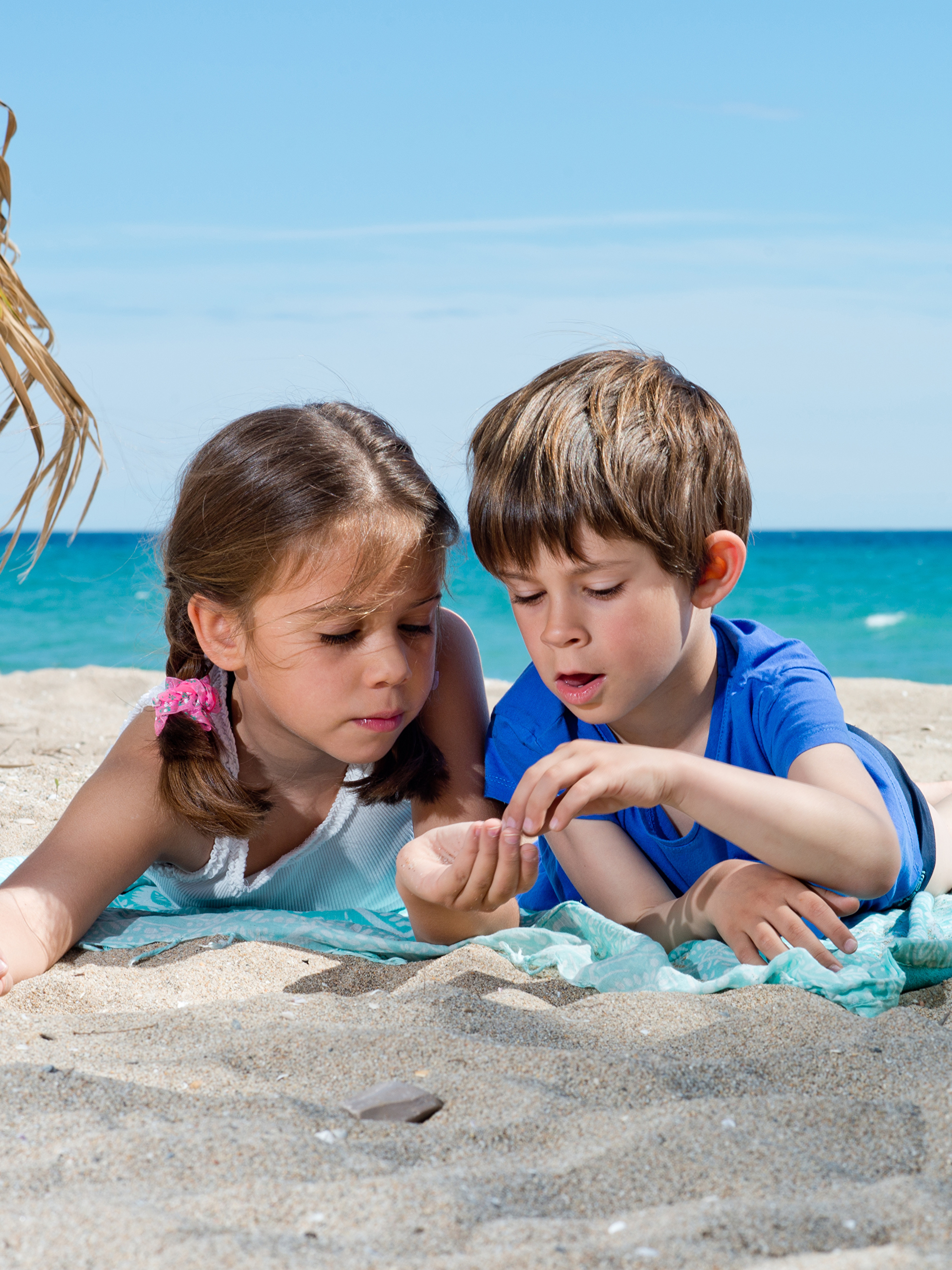 Нудисты на пляже взрослые и дети