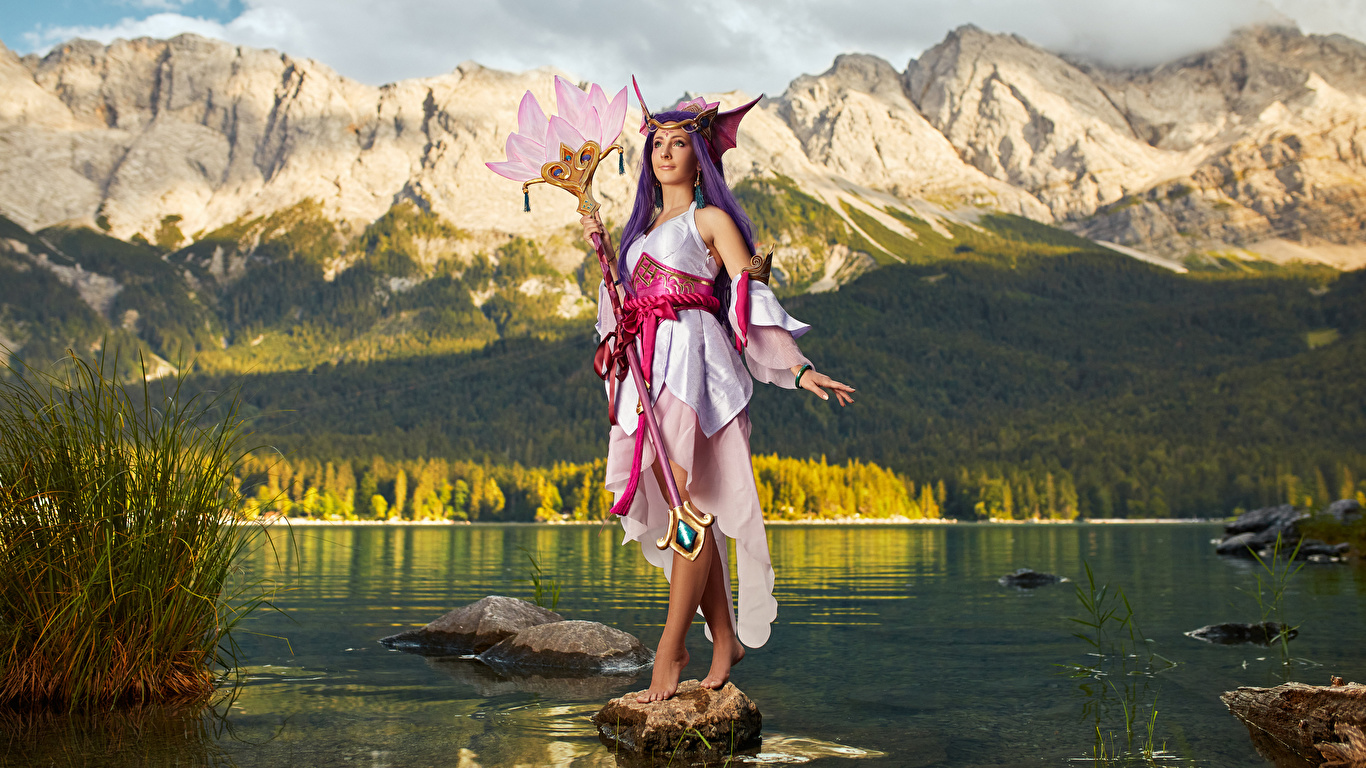 Картинки LOL Михаил Давыдов фотограф Посохи Косплей Splendid Staff Nami Поза Горы Девушки Фантастика компьютерная игра смотрит Платье 1366x768 League of Legends посоха с посохом позирует гора девушка Фэнтези молодая женщина молодые женщины Игры Взгляд смотрят платья